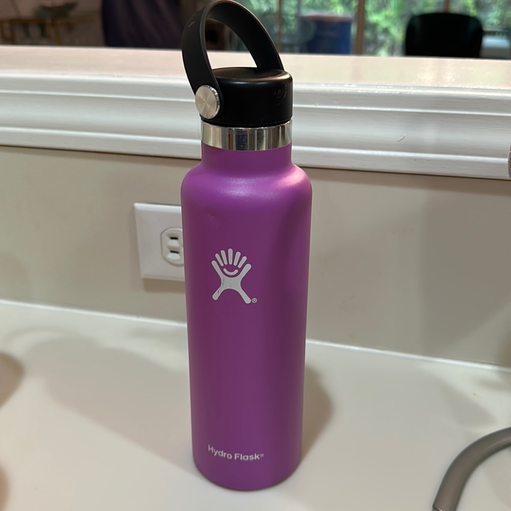 Hydroflask in fuchsia